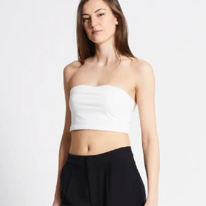 Vit bandeau topp 🤍 - Säljer denna vita bandeau top, eftersom den inte passar längre. Den är från lager 157 och finns ej kvar i lager 🤍🤍 