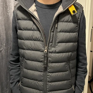Parajumper väst - Säljer denna feta västen. Storlek XS men är lite stor i storleken. 10/10 i skick har använt ett par gånger max. Om ni har frågor så kontakta mig