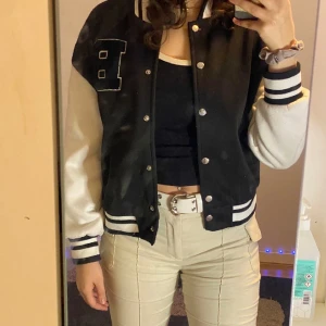 Baseball jacket - Jätte fin, storlek M funkar S och XS. Material är lite dåligt men annars jättefin.🤍