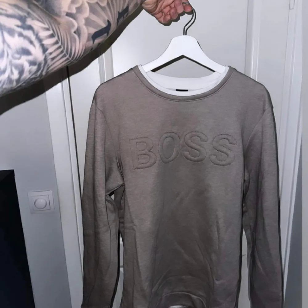 Helt oanvänd Hugo Boss tröja i storlek L. Ordinarie pris/ köpt för: 1299kr Säljer för 500kr vid snabb affär. Hoodies.