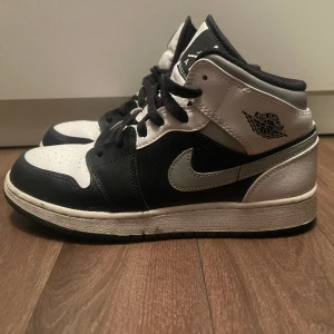 Jordan Nike  - Varsamt använda, mellan höga, lite smutsiga men försvinner med vatten, storlek 38,5