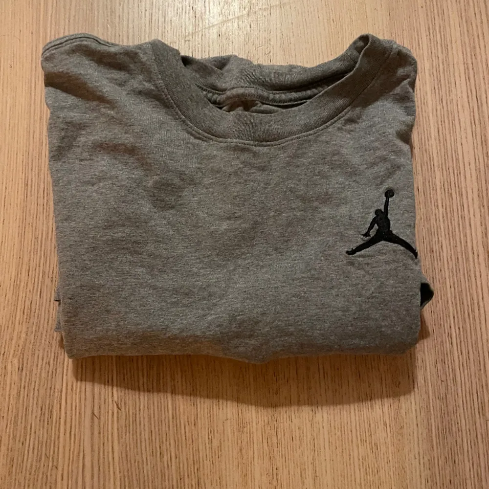 Säljer min Jordan tröja har bara använt den en gång (säljer den pga för stor storlek) storlek medium. T-shirts.