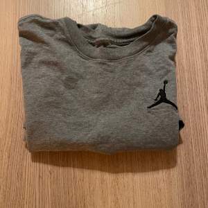 Säljer min Jordan tröja har bara använt den en gång (säljer den pga för stor storlek) storlek medium