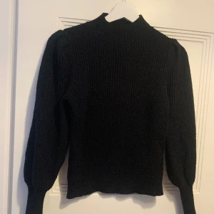 Tröja - Tröja från ONLY. 🖤 storlek S.   I fint skick, men har ett litet hål på baksidan (se bild 3) som knappt syns.