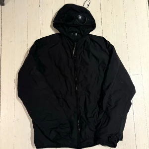 C.P. Company - Goggle Jacket - Säljer denna feta C.P. Company jacka med Goggles som inte längre kommer till användning, köpt i höst och knappt använd! Skick 9/10 STL: 56 (XL)