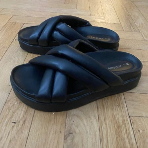 Tofflor  - Super snygga och coola sommar tofflor i perfekt skick använd fåtal gånger. Nypris 550🩷🥰