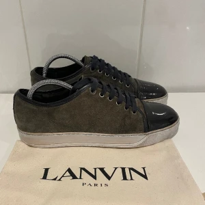 Lanvin skor  - Hej! Säljer nu dessa superfina lanvin skor. Skorna är i grymt skick 8/10. Cap toen är blåa och mockan grå. Med skorna medföljer dustbag 
