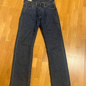 Ett par riktigt snygga Levis 501 jeans!🩵💙Storlek w27 L30 men är dock herrmodell, så skulle säga att de sitter som en w25! De är köpta i Levis butiken i Stockholm och är i bra skick!! 500kr+frakt. Säljer pga. att de inte används längre!!💕
