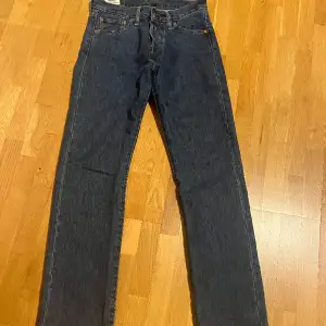 Ett par riktigt snygga Levis 501 jeans!🩵💙Storlek w27 L30 men är dock herrmodell, så skulle säga att de sitter som en w25! De är köpta i Levis butiken i Stockholm och är i bra skick!! 500kr+frakt. Säljer pga. att de inte används längre!!💕