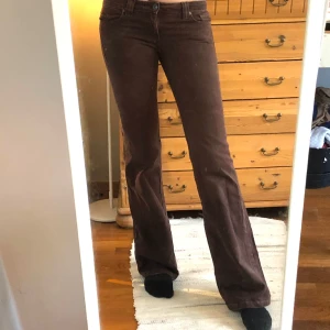 Lowwaist y2k jeans - Söta bruna vintage bootcut jeans med låg midja och hållbart jeanstyg. Använda ca 2 gånger så skulle säga nyskick. Säljer pga lite för små i midjan. Jag är 178 för referens. Måtten är midja:43cm, full längd: 109cm