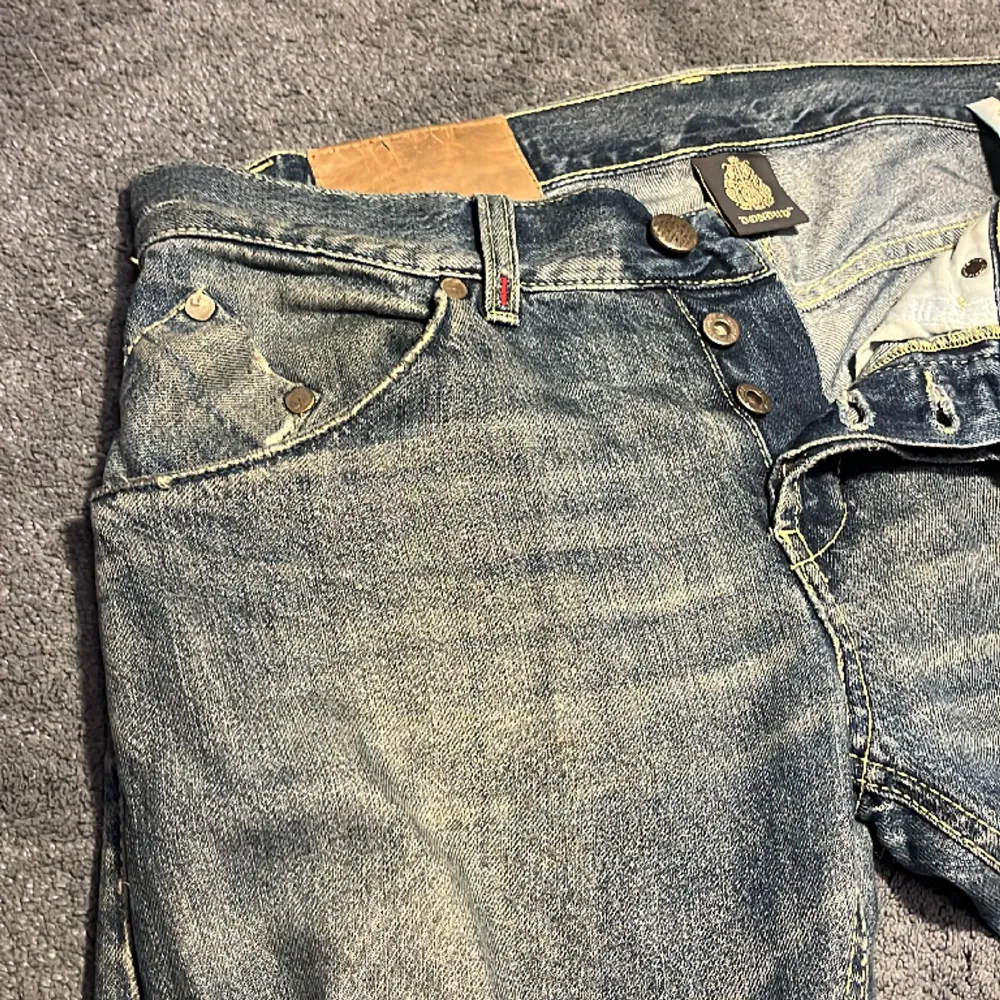 Snygga jeans från DONDUP i användt men gott skick Byxorna är mycket stilrena med sköna detaljer och en SLIM/STRAIGHT passform. Storlek 29 men stora i både midjan och längd. NYPRIS ca 2500. Bara att höra av sig vid minsta fundering.  Mvh   . Jeans & Byxor.