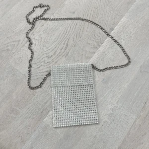 Axelremsväska glitter - • köptes från ett märkes affär i London men minns inte namnet dock • lite öppet vid sidan, men kan sys 