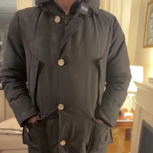 WOOLRICH JACKA SVART - En i princip helt oanvänd woolrich vinterjacka. Den här helt autentisk köptes för ca 12 000 kr. Jag söker iaf 3499eftersom de grymt skick och en dyr jacka! Pris kan diskuteras vid snabbköp! 