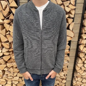 Zip tröja - Säljer denna zip tröja eftersom den inte kommer till andvändning, den är i skick 9/10 och nypris är runt 800kr