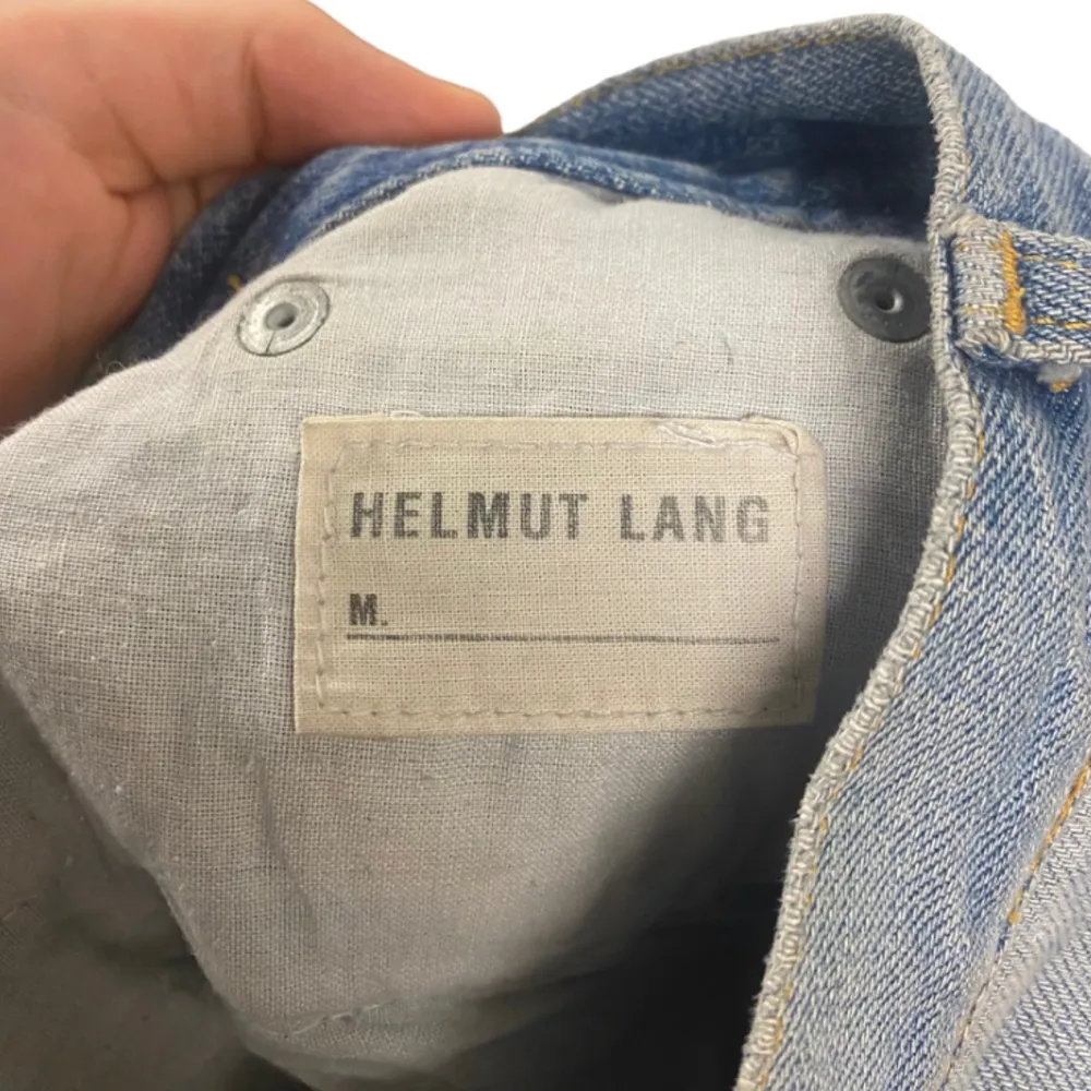 Ett par vintage Helmut Lang jeans. Jeansen är i fint skick med inga hål eller fläckar men har tecken på användning men adderar bara till looken. Mått: Längd: 104 cm, Midja: 37 cm tvärs över, Innerben: 82 cm. Vid fler frågor tveka inte att höra av dig. Jeans & Byxor.