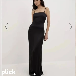 Satin klänning  - Svart satinklänning från NA-KD 🖤nyligen köpt på Plick men passade tyvärr inte så därav säljer jag! Skriv för egna bilder. Helt i nyskick! 