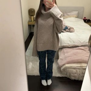 Coola jeans  - Jätte coola jeans med orm mönster på från weekday. 🫶Helt oanvända då jag inte kan knäppa dom helt. Har tyvärr tagit av lappen dock  🥲 