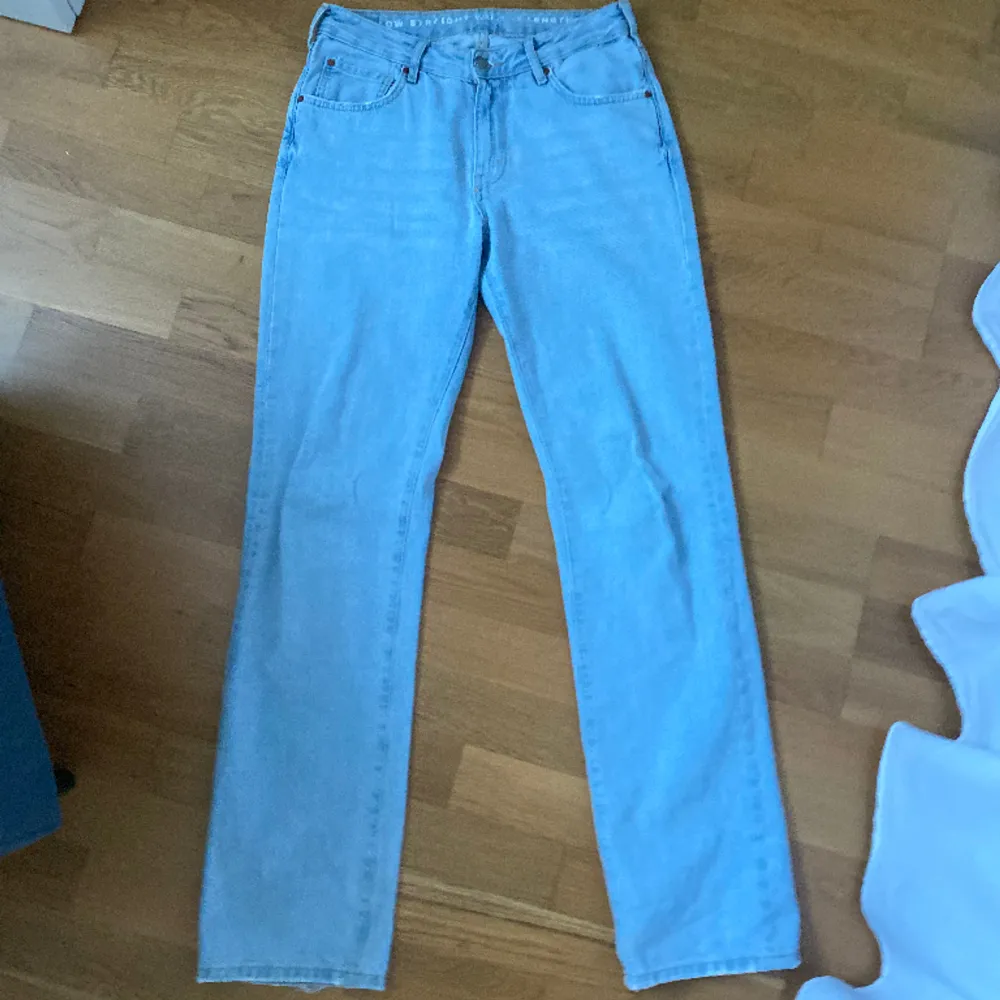 säljer dessa ljusblåa midwaist jeans från Bikbok som är raka i modellen💘 perfekt i längd på mig som är 180 cm💞 nypris 699 kr. Jeans & Byxor.