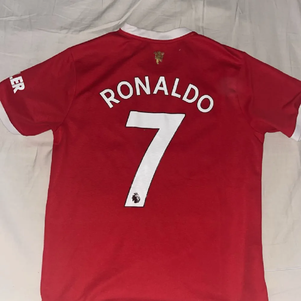 En manchester united tröja från säsongen 2021-2022 med Ronaldo på ryggen. cond 10/10. T-shirts.