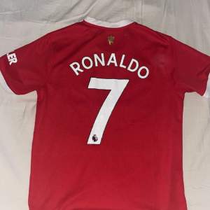 En manchester united tröja från säsongen 2021-2022 med Ronaldo på ryggen. cond 10/10