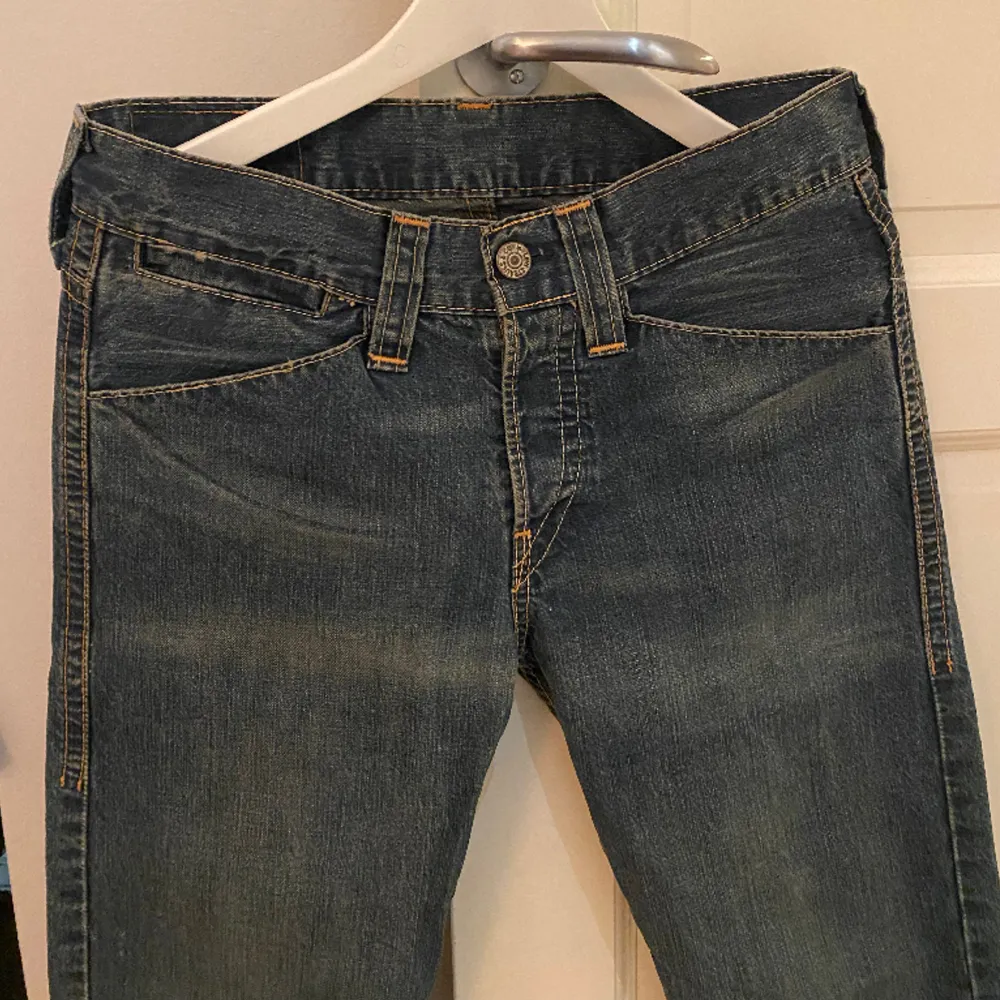 Levi’s jeans med snygga bakfickor, raka ben med låg midja, W30 L32 men skulle säga att det är en aning små i storleken . Jeans & Byxor.