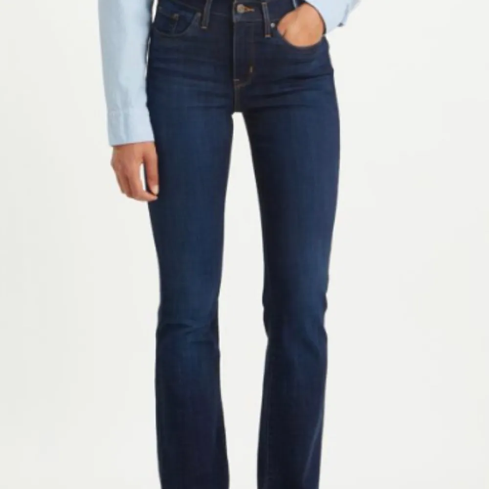 Säljer dessa Levi’s 315 shaping bootcut jeans pga att de ej kommer till användning. Använd 1 gång och är i fint skick utan defekter eller skador. . Jeans & Byxor.