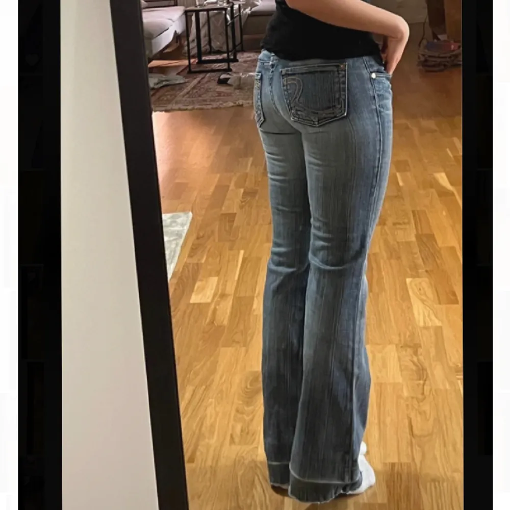 Lågmidjade bootcut jeans från Rock&Republic💕midja 36.5cm, innerbenslängd 73cm (uppsprättade), grenhöjd 20cm💕Fina bakfickor och i superfint skick 💕(jag är 160cm, nypriset låg runt 1200kr). Jeans & Byxor.