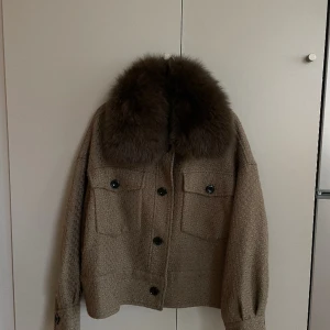 Meotine jacka khaki grön - Superfin slutsåld Meotine jacka i storlek L säljes!   Kan mötas i Sthlm eller posta.