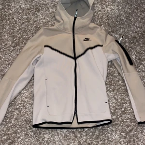 En beige tech fleece tröja i storlek XS - En riktigt skön Nike tech fleece tröja i riktigt bra skick! Perfekt för dig som vill ha en snygg och skön tröja👏