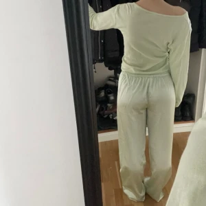 Pyjamasset, tre delar - Säljer ett så snyggt pyjamasset i tre delar och mint grön färg🤩😍 Byxor, kofta och linne  Obs, Byxorna är lite nertrampade som syns om man sommar in på sista bilden, dock inget som man tänker på när man väll chat de på sig