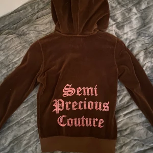 Vintage Juicy couture kofta - Superfin vintage juicy kofta, tyget är fortfarande i jättebra skick! Det enda felet är att texten är lite sliten på baksidan och många rhinestones fattas.