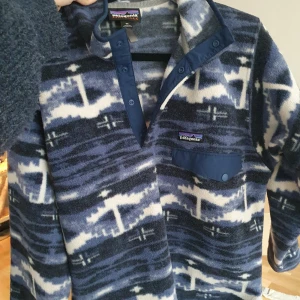 Patagonia kofta - Hej! Säljer min patagonia kofta då den har blivit för liten. Fick den i present för många år sedan och är sparsamt använd. Finns att hämta i Malmö eller kan fraktas. Pris går att diskutera  