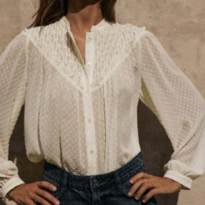 Zara blus  - Så söt blus från zara. Använd 2-3 gånger ❤️ köpt för 389, säljer för 200