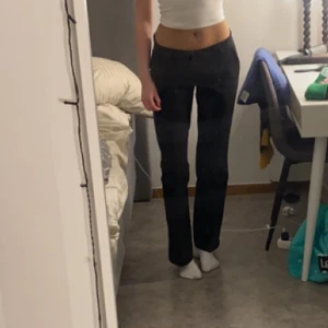Lågmidjade kostymbyxor  - Lågmidjade svarta kostymbyxor, säljer pga kommer ej till användning, bra skick!😊 skulle säga att dem är lite små i storleken. Köpta för 500💞