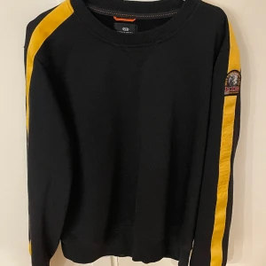 Parajumpers sweatshirt  - Säljer min killes sweatshirt ifrån parajumpers, använd sparsamt , inga defekter. 