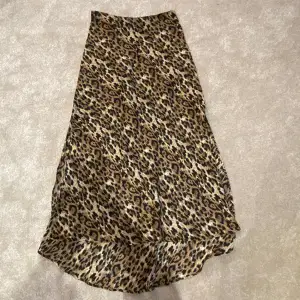 lång leopard kjol från zara i bra skick!
