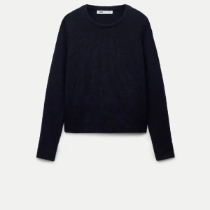 stickad tröja - Säljer denna superfina tröja från zara. Nyskick, endast använd en gång. Köpt för 399 men säljer för 250. Tröjan är i M men passar även S!💕