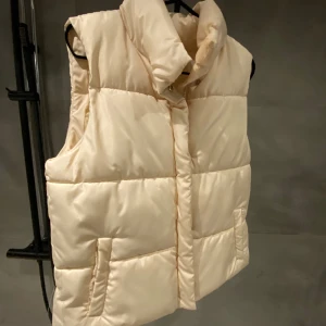 Väst - Säljer min beiga väst från Vero Moda. Köpt för ca 2 år sedan, men är näst intill oanvänd. Fint skick💗