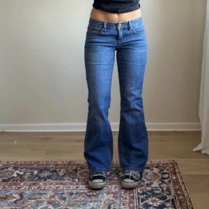 lågmidjade bootcut jeans - säljer dessa jättesnygga vintage lågmidjade bootcut jeans som jag köpte från plick men de var för stora för mig! Hon på bilden är 166, S och byxorna är knappt använda, kom privat för frågor! ❤️❤️