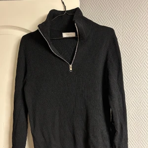 Jack and Jones half sip - En svart half sip inte använd mycket och ligger mest i garderoben, bra skick på denna inga fläckar eller hål. Hör av dig vid fårga 