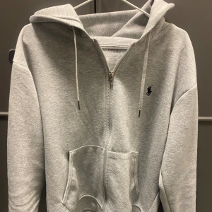 Ralph lauren zip tröja - Hej säljer min Ralph lauren zip tröja skick 9/10 aldirg använt ändats testad ny pris ca 2000 tröjan är i storlek M men passar även bra på S 