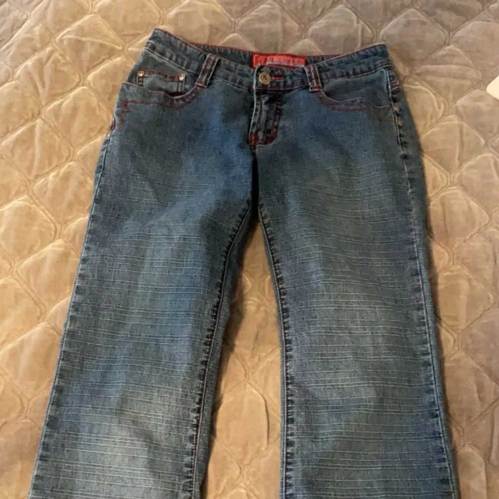 Kommer inte till andvändning, fina jeans med röda sömmar❤️ 300kr +frakts (BARA SWISH)  Midjemått mått 68cm innerbenslängd 80cm grenmått 18cm. Jeans & Byxor.