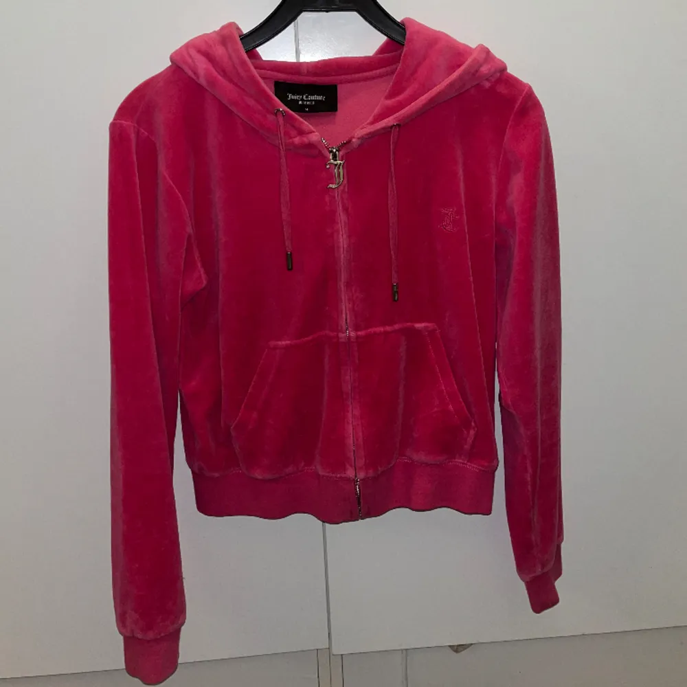 Säljer nu min rosa Juicy Couture tröja med silver detaljer💗pris kan diskuteras, original pris 1200kr. Tröjor & Koftor.
