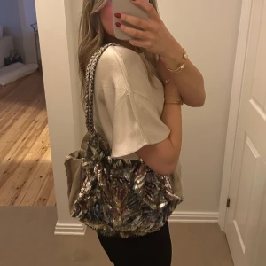 Handväska - Jättesnygg handväska med glitter och coola detaljer. 🩵