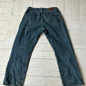 Snygga wrangler jeans. Perfekta för vardagen! Loose fit storlek 33 x 30