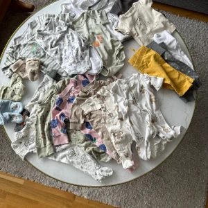 Klädpaket  - Säljer blandade barnkläder i ett paket, kläderna har storlek 44-56 och kommer från bland annat H&M , Lindex & Kappahl. Säljer inte enstakade plagg utan allt i ett enda paket  