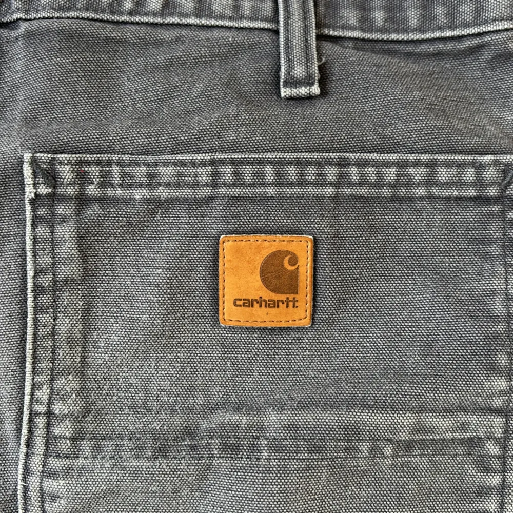 Snygga carhartt workpants köpta på ettresex.🔵 Storlek 32 x 32 🔵 lite grå/lila i färgen och riktigt snygga och bra passform! . Jeans & Byxor.