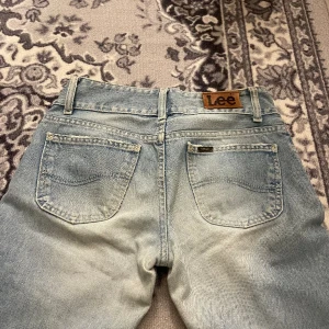 Lowrise Lee jeans - Säljer ett par jätte snygga Lee jeans. Jag är 167, skriv för flera bilder💕 priset går även att diskuteras🫶🏼