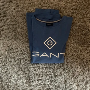 Gant t-shirt - En snygg marinblå gant t-shirt i storlek medium och passar dig som bär s och m. Storlek i cm är 180