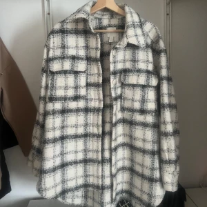 Kappa - Säljer min kappa från HM, har i princip aldrig använt den, i nyskick. 